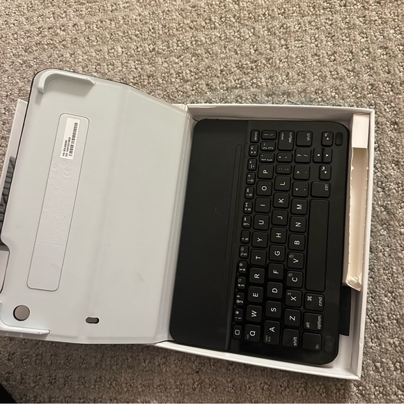 Logitech iPad mini 1,2,3 keyboard case - Picture 5 of 5